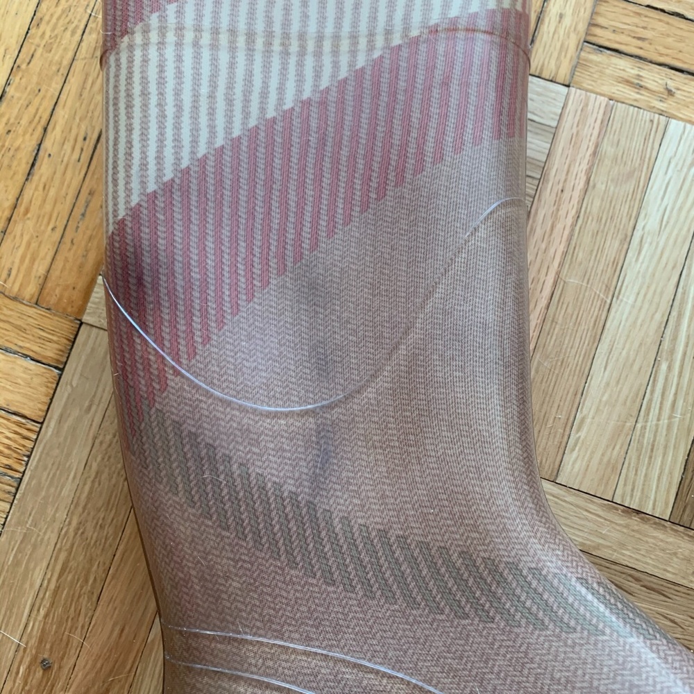 Pink Burberry boots size 8